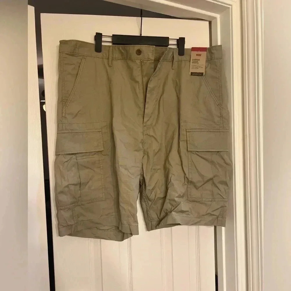 Levi’s cargo shorts NWT size 40